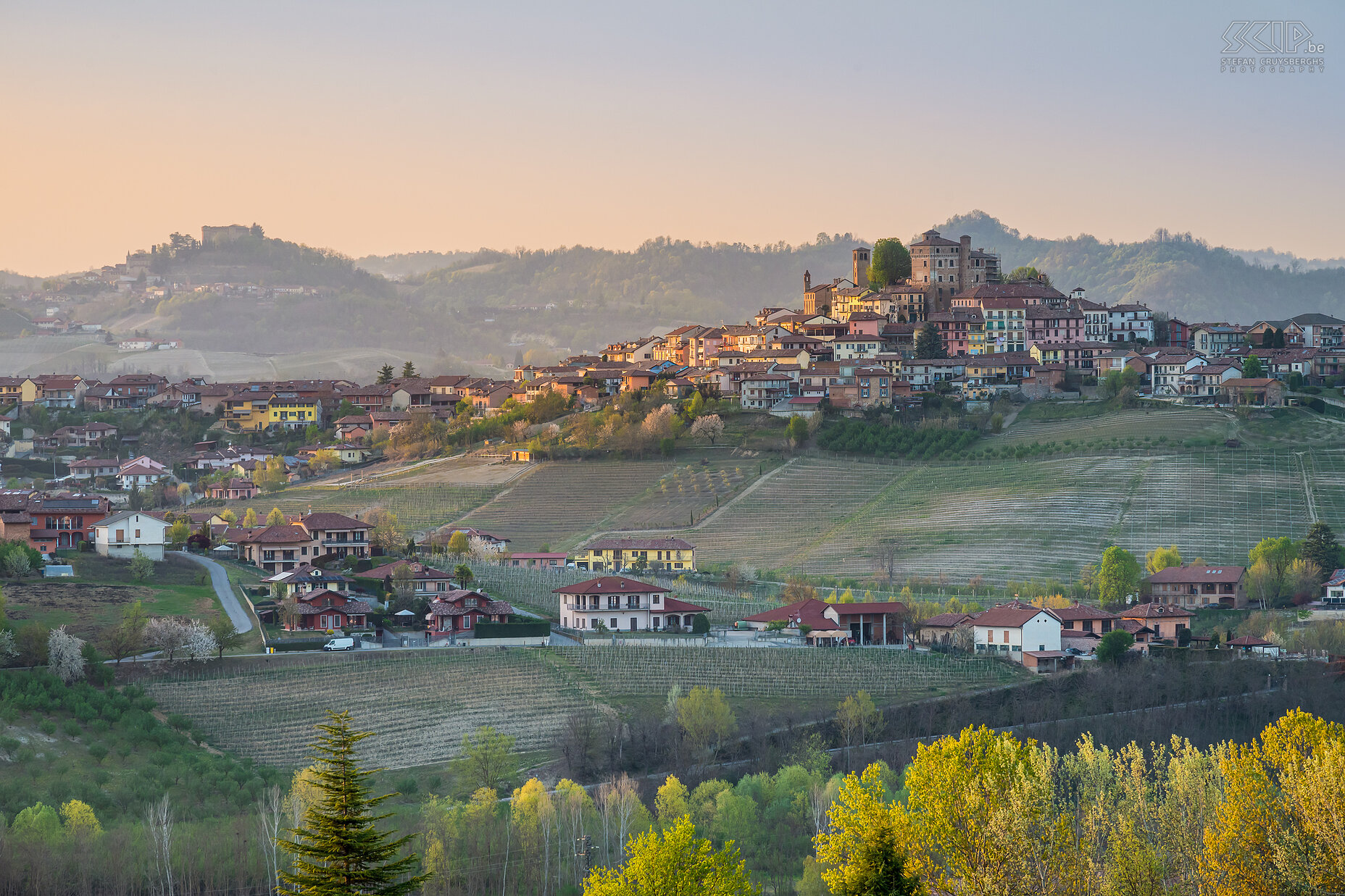 Roddi - Zonsondergang Zonsondergang met zicht op het dorpje Roddi vanaf een van de heuvels rond Grinzane Cavour Stefan Cruysberghs